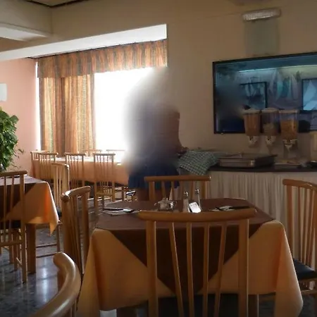 Mavina & מלון קאורה